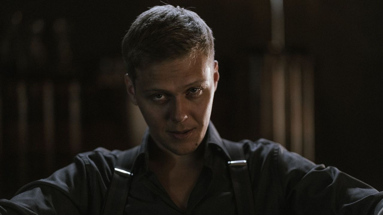 Jeden z największych polskich hitów kryminalnych ostatnich lat dostał spin-off skupiony na seryjnym zabójcy. Jakub Gierszał powraca jako Langer w nowym thrillerze ze świata Chyłki, źródło grafiki: Langer, Łukasz Palkowski, SkyShowtime, 2025.