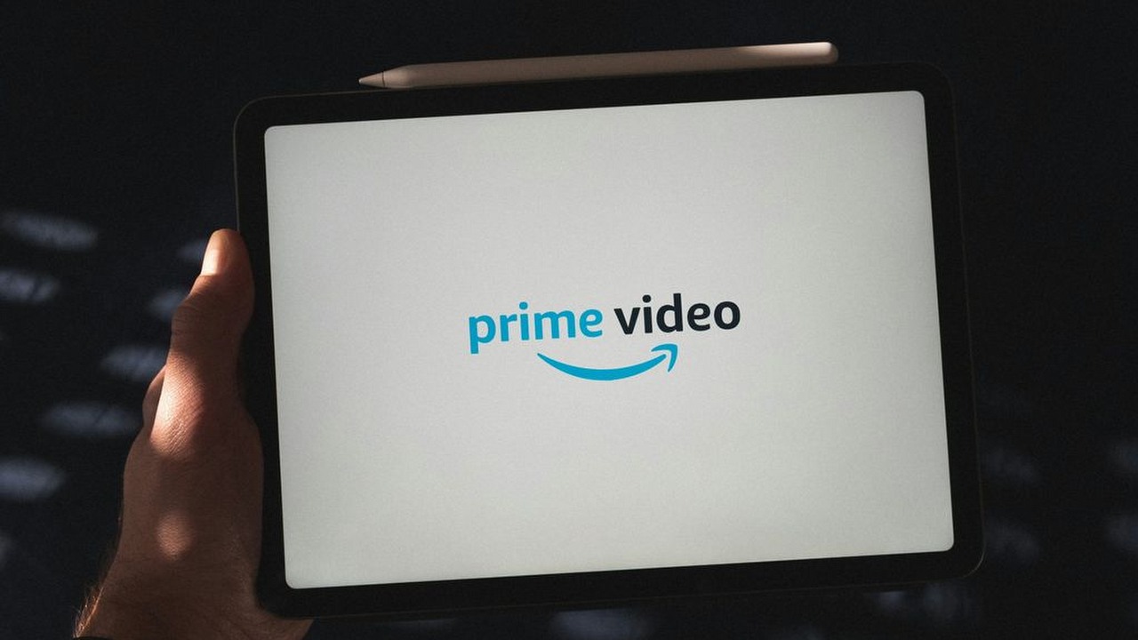 Dubbing AI w filmach i serialach na Prime Video. W ramach programu testowego sztuczna inteligencja wygenerowała dubbing do kilkunastu produkcji na platformie, źródło grafiki: Unsplash.com / Thibault Penin / 2022.