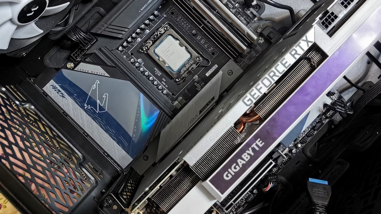 RTX 5050 z pamięcią GDDR6. Wydajność 3060 w 2025 roku, źródło grafiki: Andrey Matveev; Unsplash.com; 2023.