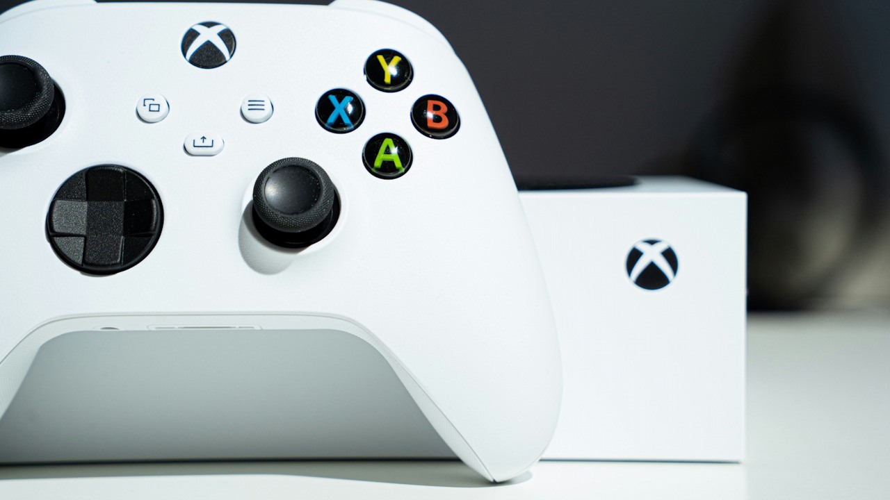 Znany insider przedstawia plany Microsoftu. Obejmują handhelda i next-genowe konsole, źródło grafiki: Unsplash | Mika Baumeister.