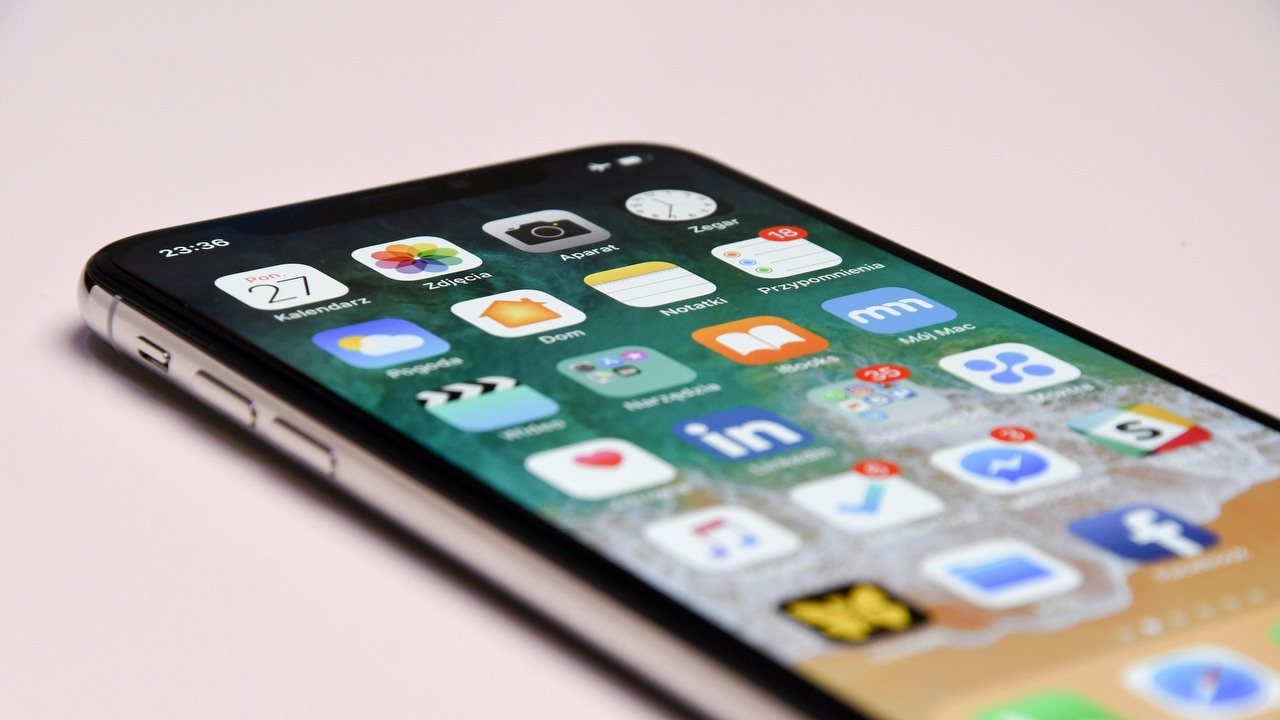 Co nowego w iOS 19? Apple ma wprowadzić zmiany w designie, jakich nie widzieliśmy od lat, źródło grafiki: Unsplash | Przemyslaw Marczynski.