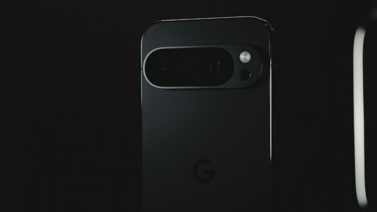 Do sieci wyciekły pierwsze rendery Google Pixel 10. Telefon ma otrzymać trzeci aparat, źródło grafiki: Unsplash | Samuel Angor.