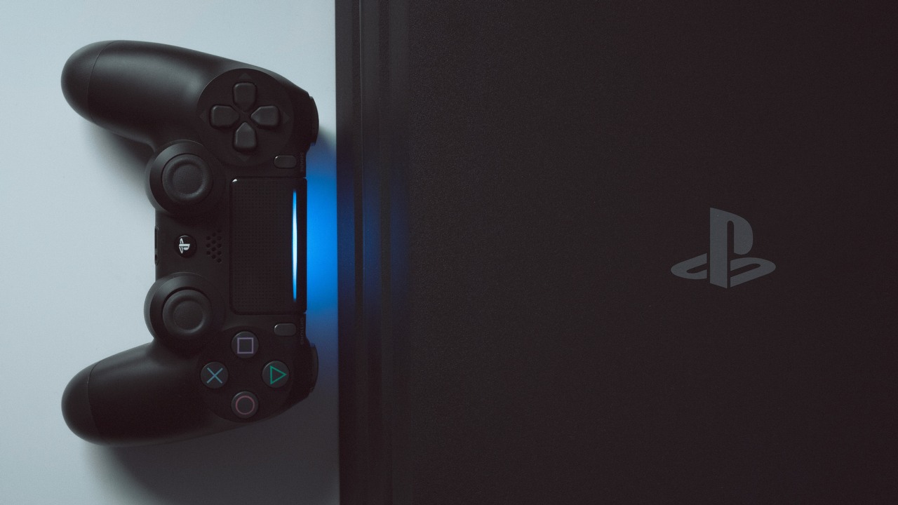 Gracz chciał sprzedać swoją konsolę PS4 Pro w popularnym sklepie, ale ostatecznie musiał dopłacić, aby ją przyjęto, źródło grafiki: Fabian- Albert | Unsplash.