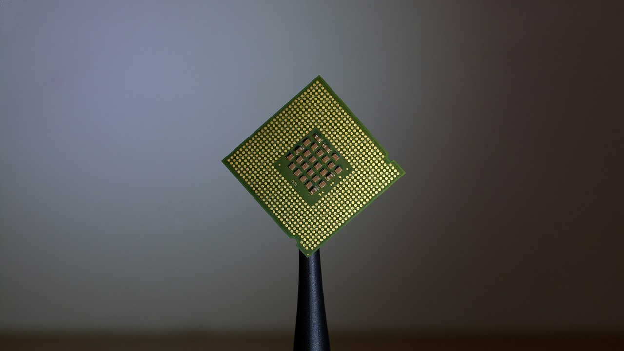 Intel w coraz większych tarapatach? Procesory AMD sprzedają się zauważalnie lepiej, źródło grafiki: Unsplash | Brian Kostiuk..