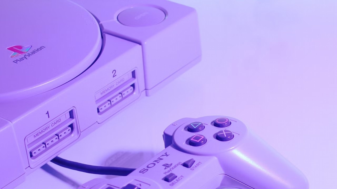 Gracz kupuje PlayStation 1 i podczas czyszczenia wnętrza odkrywa dziwne kable - oto, co się za nimi kryje, źródło grafiki: Nikita Kostrykin; Unsplash.com; 2019.