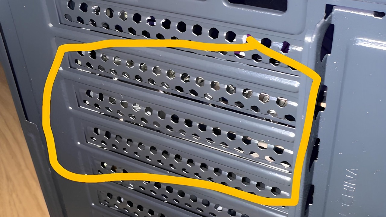 „Moja karta graficzna nie ma portów”; Gracz chciał pomóc koledze podłączyć monitor do nowego RTX-a 4080, ale to co zobaczył, mocno go zaskoczyło, źródło grafiki: u/GermanGamer98 | Reddit.