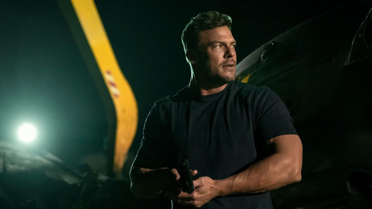 Autor Reachera przyznaje, że obsadzenie Toma Cruise'a w filmach było błędem i że nie ma nikogo lepszego od Alana Ritchsona. „Urodził się, żeby go zagrać”, źródło grafiki: Reacher, Nick Santora, Prime Video, 2025.