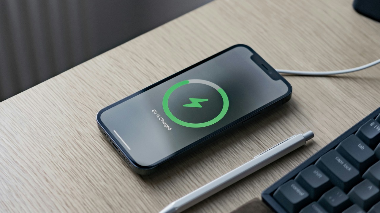 iPhone 17 Air miał nie mieć żadnego portu; Apple rozważa przyszłość bez kabli, źródło grafiki: Lasse Jensen | Unsplash.com.