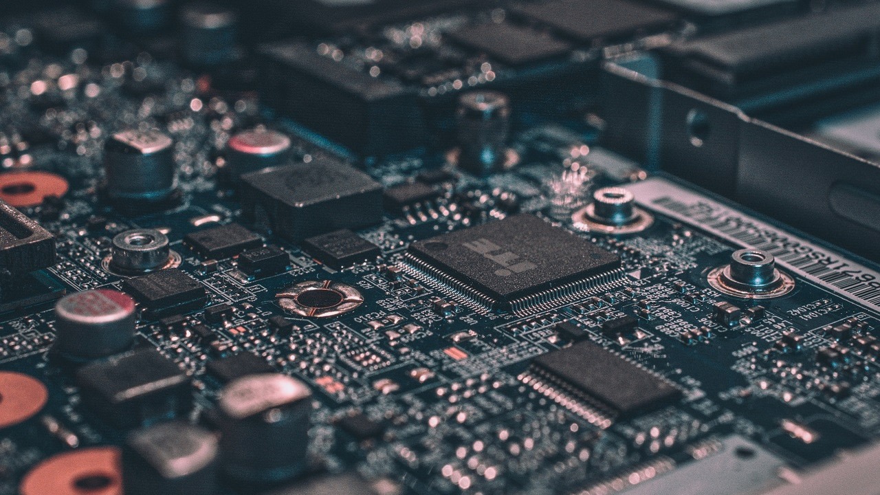 Gracz instalował aktualizację na swoim PC ponad 100 godzin, nie chciał wyłączać komputera pod żadnym pozorem. Finał był katastrofalny, źródło grafiki: Unsplash | Alexandre Debičve..