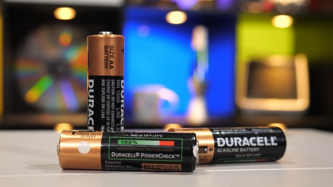 Rewolucyjne baterie - dlaczego Duracell zrezygnowało z przydatnej funkcji?, źródło grafiki: Technology Connections, YouTube.