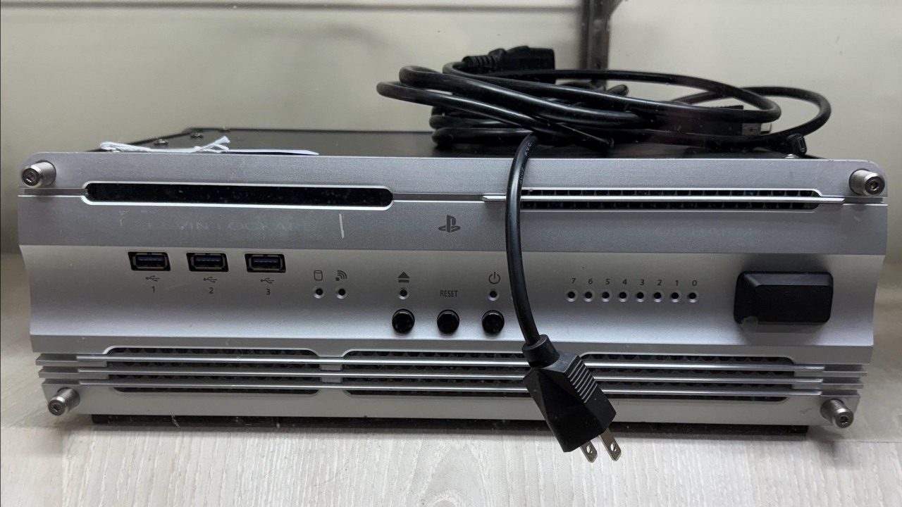 Gracz kupuje w lombardzie niezwykle rzadki zestaw deweloperski PS4 po okazyjnej cenie - to niecodzienne znalezisko, źródło grafiki: u/gunnywrx | Reddit.
