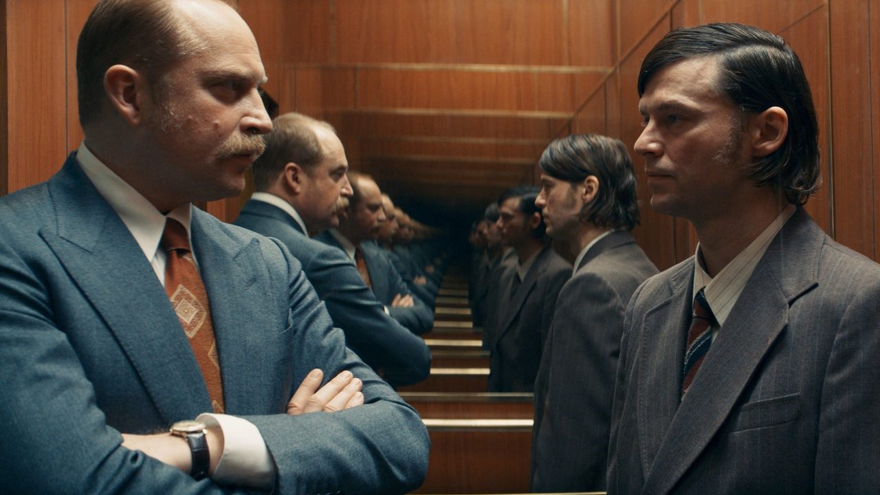 Już za miesiąc na Netflixie premiera polskiego serialu nie z tej ziemi. Projekt UFO z Piotrem Adamczykiem obiecuje pełną humoru, nostalgiczną podróż do lat 80, źródło grafiki: Projekt UFO, Kasper Bajon, Netflix, 2025.