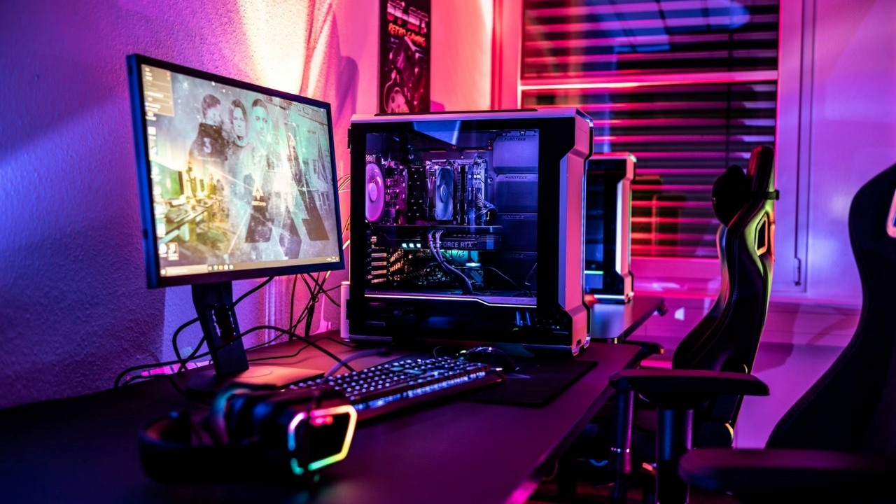 Nawet 100 klatek mniej przez ustawienia w programach typu MSI Afterburner. Gracze powinni je wyłączyć, źródło grafiki: ELLA DON; Unsplash.com; 2021.