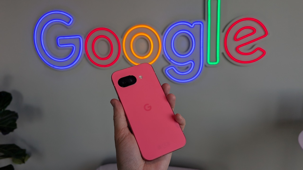 Pixel 9a oficjalnie. Znamy cenę, pełną specyfikację i dostępne kolory, źródło grafiki: Konrad Sarzyński.