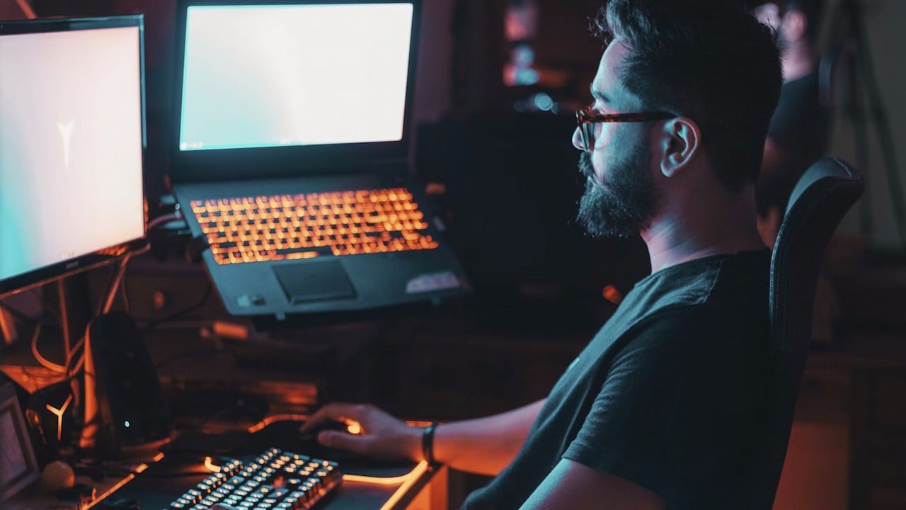 Gracze uwielbiają starsze gry i przedkładają PC nad konsole. Na komputerach gra już ponad 900 mln ludzi, źródło grafiki: Unsplash.