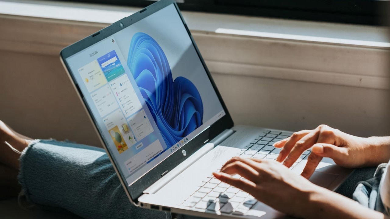 Windows 11 zasugeruje, czy nadszedł już czas na wymianę karty graficznej bądź dokupienie RAM-u w komputerze, źródło grafiki: Windows; Unsplash.com; 2021.