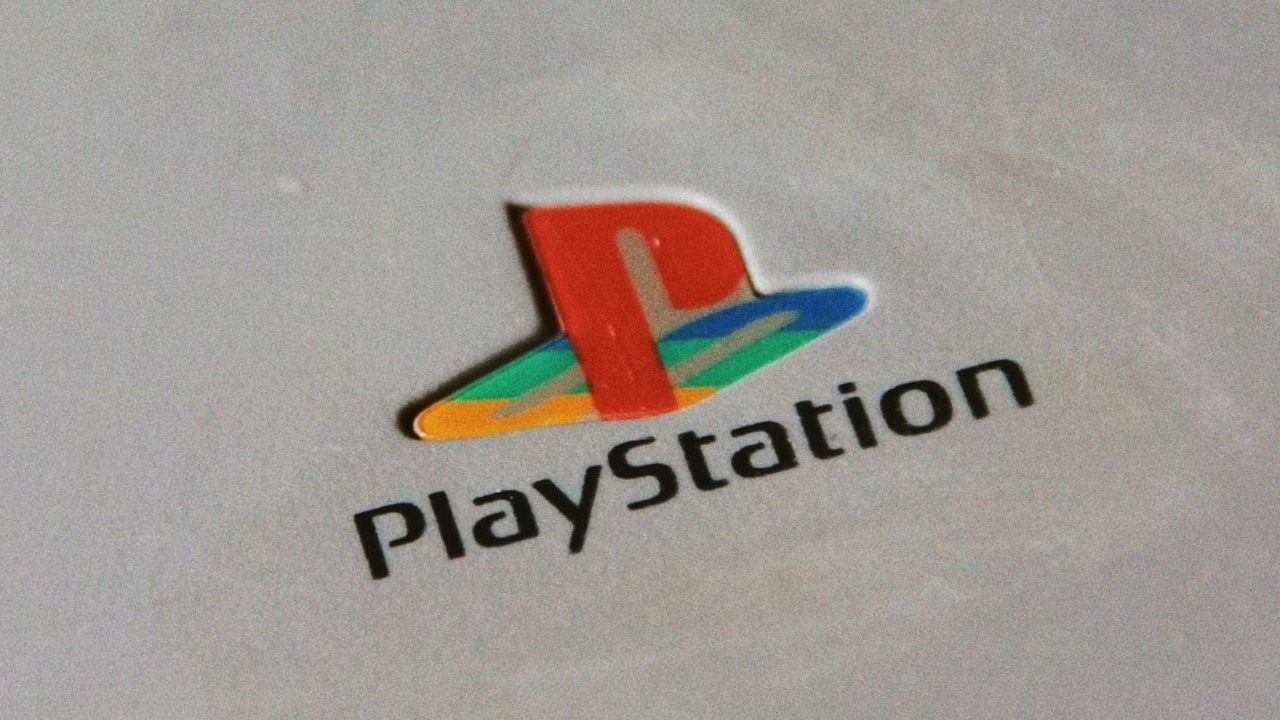 Gracz kupuje całkowicie zniszczony szyld PS1 z lat 90. i zamienia go w coś, co każdy fan PlayStation chciałby mieć, źródło grafiki: CARTIST; Unsplash.com; 2020.