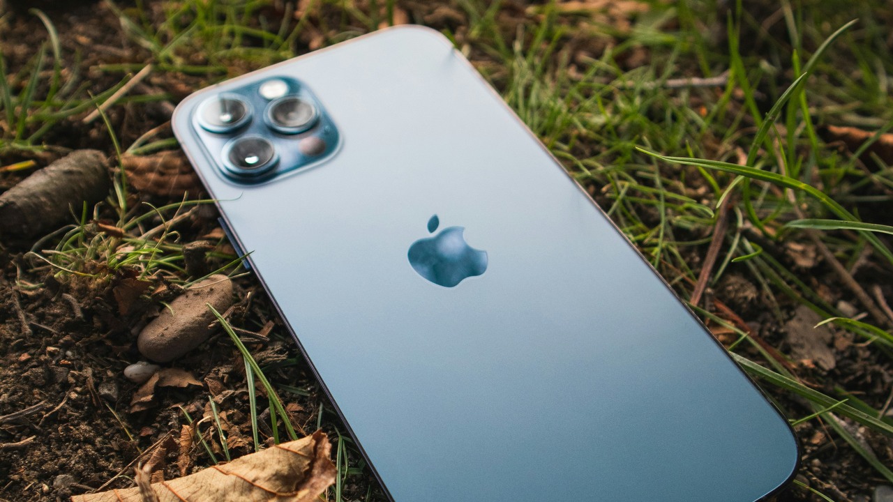 Bill Gates, Mark Zuckerberg i Sam Altman mówią jasno: dni telefonów komórkowych są policzone. Tim Cook ma jednak inne zdanie, źródło grafiki: Justin | Unsplash.