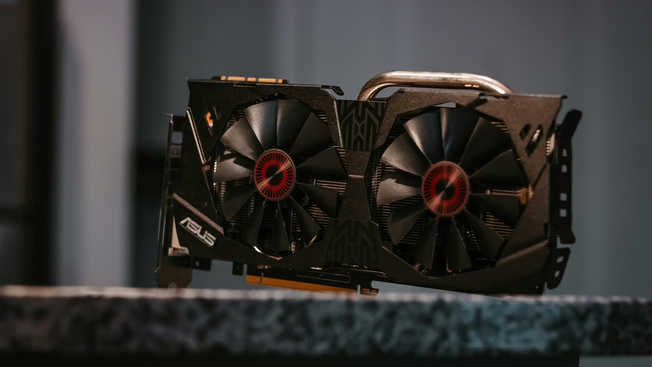 Komputer z RTX 5060 Ti zauważony w jednym z kanadyjskich sklepów. Specyfikacja potwierdza, że na rynku zadebiutuje model z 16 GB VRAM, źródło grafiki: Unsplash | Joseph Greve..