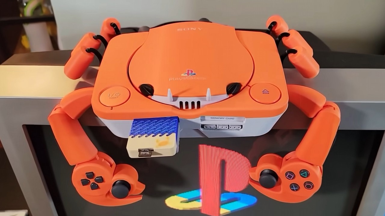 Powstało PSOne w kształcie kraba. Za inspirację do zbudowania w pełni sprawnej konsoli posłużył rysunek, źródło grafiki: YouTube: GingerOfOz; 2025.