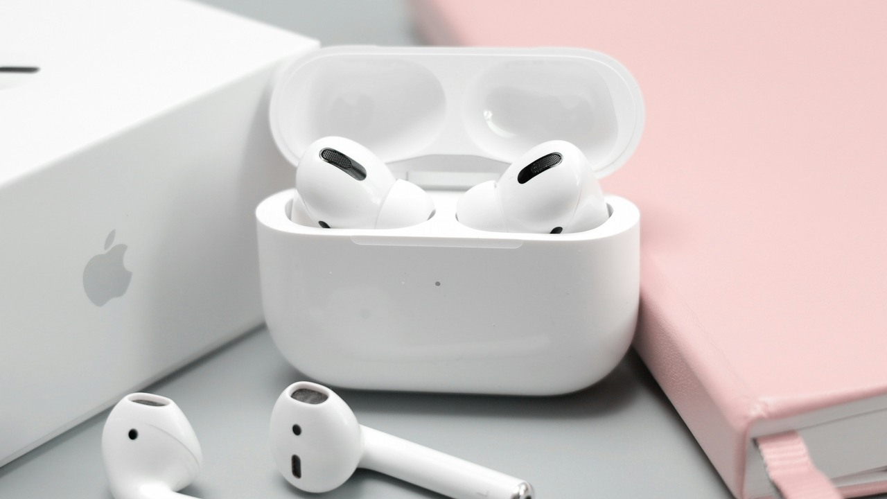 Słuchawki AirPods od Apple mają otrzymać w systemie iOS 19 funkcję, która wywołała furorę już w Star Trek, źródło grafiki: Daniel Romero | Unsplash.