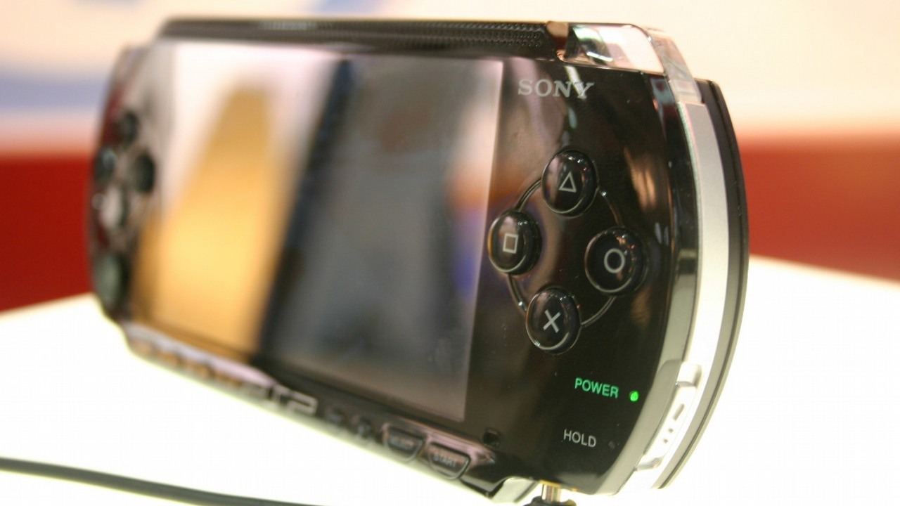 „Poparzyłem sobie palce, ale mogło skończyć się pożarem”. Kolejny przypadek wadliwej baterii PSP, która tym razem wybuchła, źródło grafiki: anika; flickr.com; 2006.