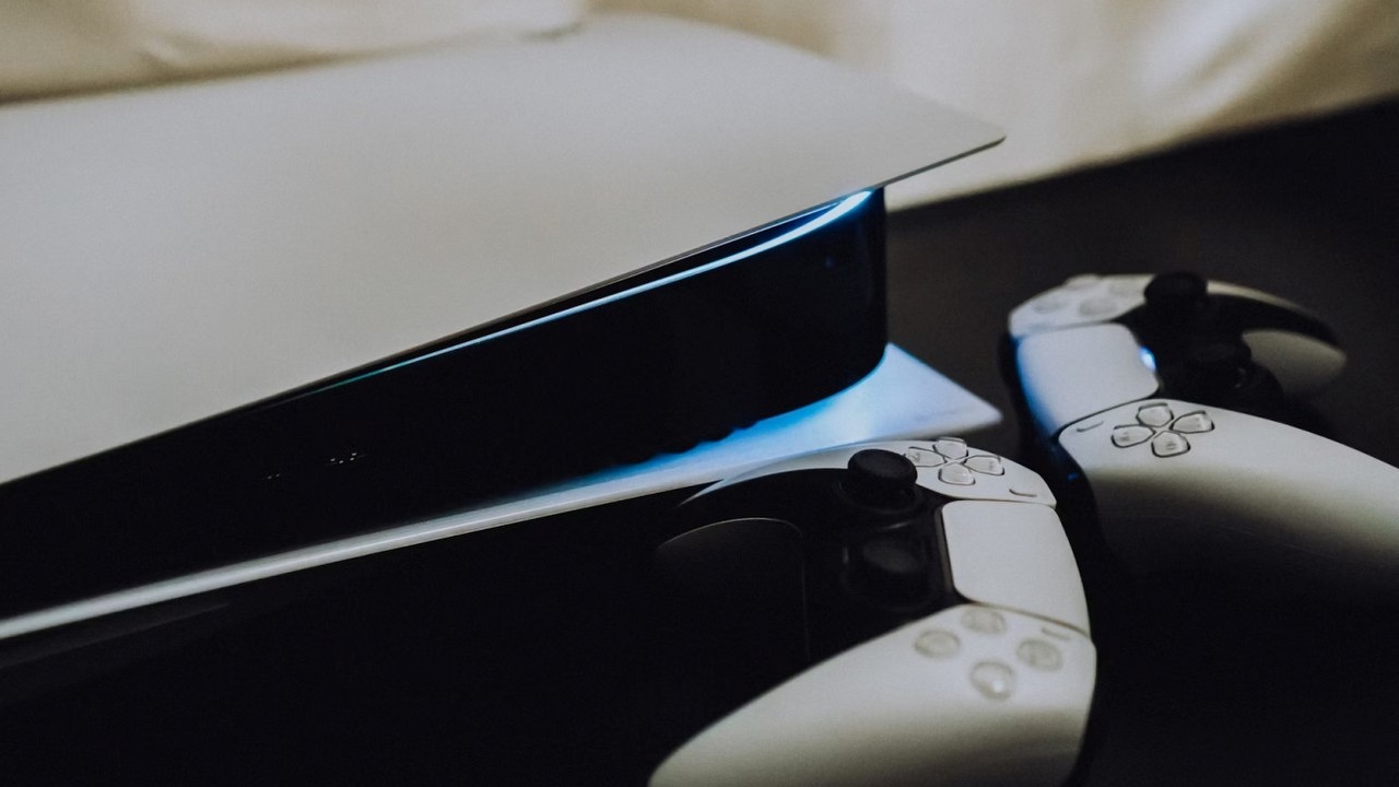 Aktualizacje firmware 25.02-11.00.00 dla PS5 i 12.50 dla PS4 są gotowe do pobrania. Wprowadzono zmiany w opcjach kontroli rodzicielskiej, źródło grafiki: Triyansh Gill; Unsplash.com; 2021.