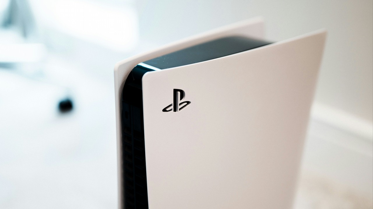 PS5 z nową aktualizacją firmware 25.02-11.00.00 rozszerzającą obsługę emoji; Sony nie zapomniało też o PS4, źródło grafiki: Charles Sims | Unsplash.