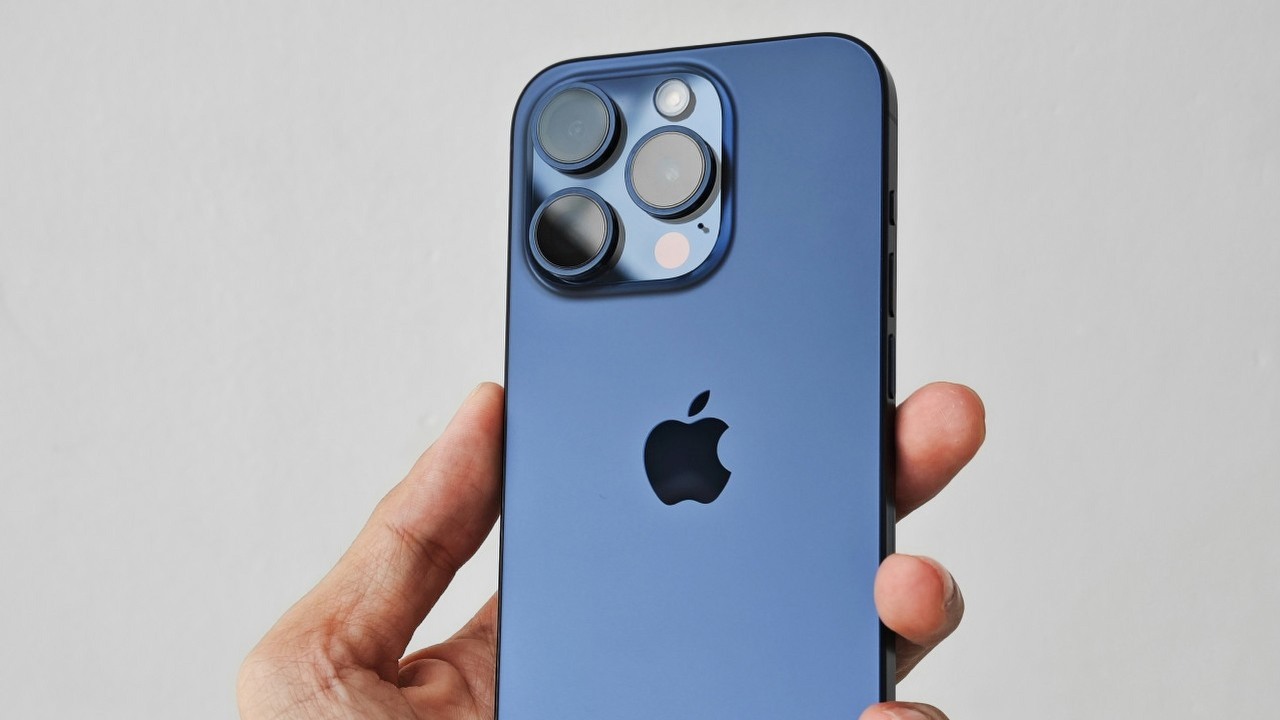 Złe wieści dla miłośników małych iPhone'ów: Apple ma stawiać na większe ekrany, źródło grafiki: Thai Nguyen, Unsplash.