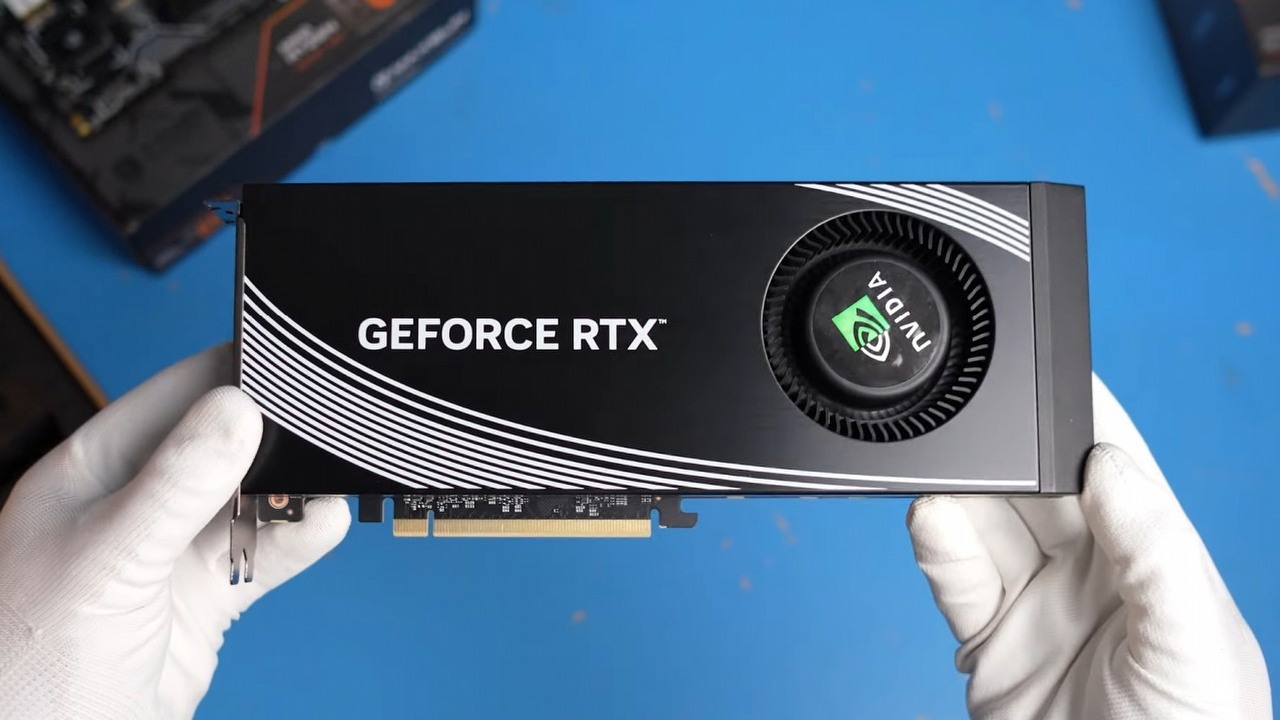 RTX 4090 z 48 GB VRAM przetestowany - lepiej sprawdzi się w wydmuchiwaniu liści z ogrodu, źródło grafiki: MKA, YouTube.