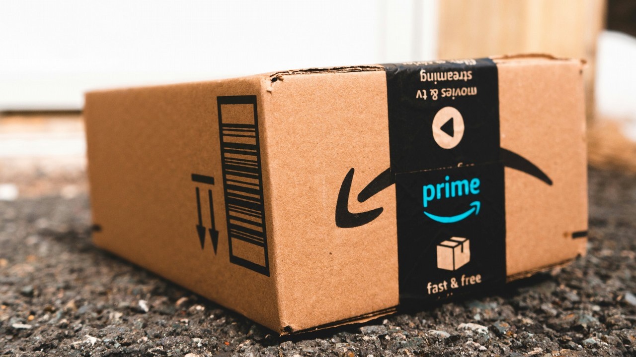„Byłem trochę w szoku” - Gracz zamawia sprzęt na Amazonie za 3500 złotych, zamiast niego otrzymuje karmę dla kota, źródło grafiki: Erik Mclean, Unsplash.