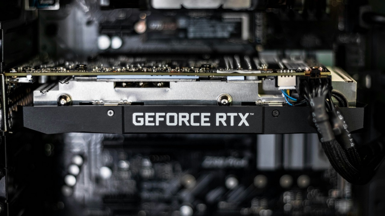 Mobilny RTX 5090 zmiażdżony przez swojego stacjonarnego odpowiednika. Karta z laptopów może mieć nawet o 50% gorszą wydajność, źródło grafiki: Unsplash | Christian Wiediger.