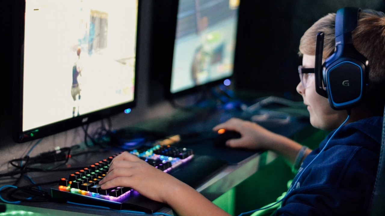 Deweloperzy zalecają instalację starszej wersji sterowników dla kart graficznych RTX 30 i 40. Seria Game Ready 572 powoduje problemy z wydajnością, źródło grafiki: Alex Haney; Unsplash.com; 2019.