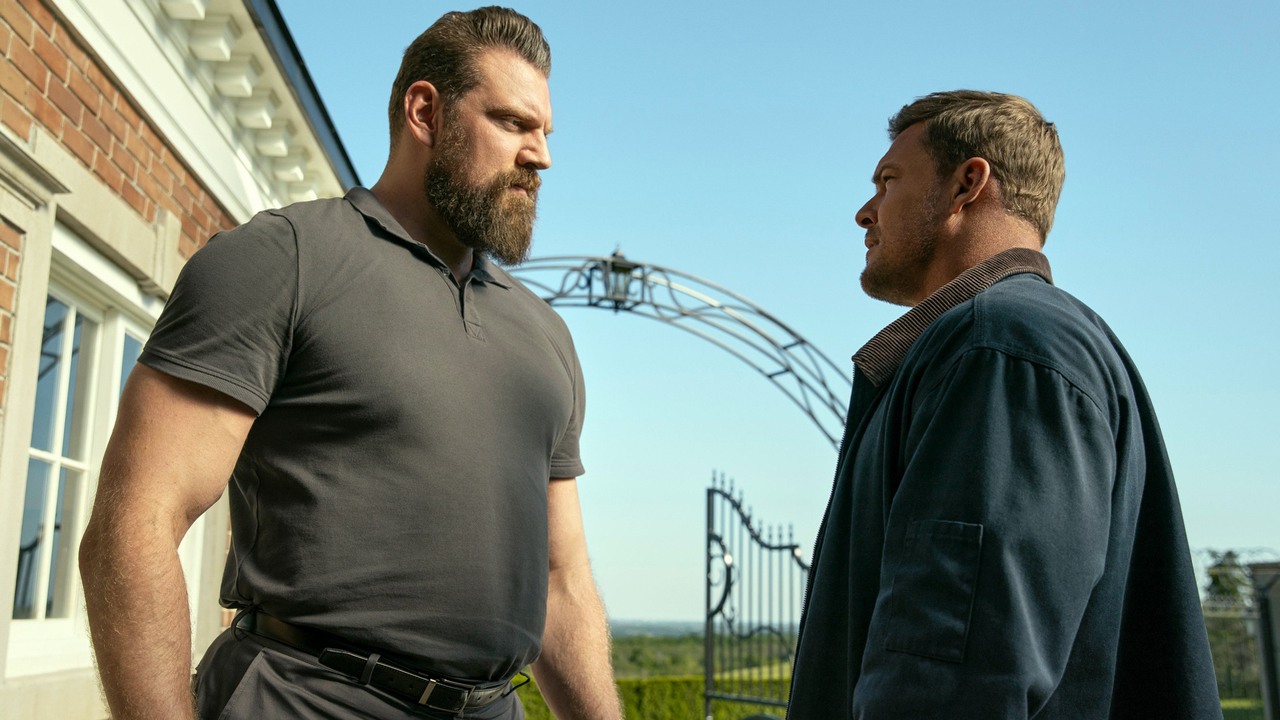 „Chcę być Kratosem, ale jestem za duży”. Gwiazdorowi Reachera marzy się rola w serialu God of War i proponuje, kogo zamiast Kratosa mógłby tam zagrać, źródło grafiki: Reacher, Nick Santora, Amazon Prime Video, 2022.