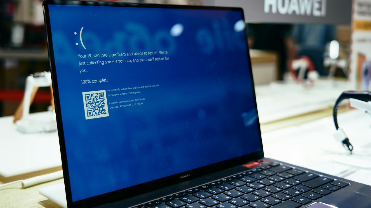 Kultowy niebieski odejdzie do lamusa? Microsoft zmienia wygląd BSOD na Windowsie 11, źródło grafiki: Unsplash | Maxim Tolchinskiy.