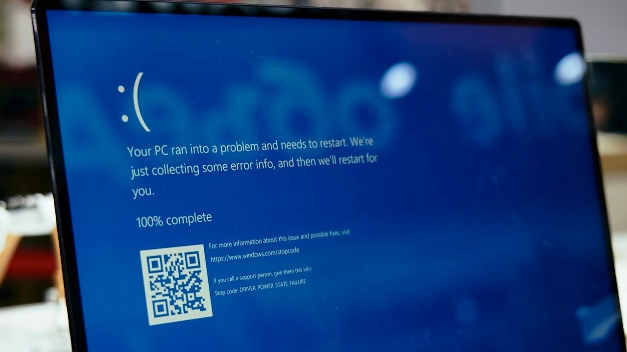 Blue screen może zniknąć z Windowsa 11. Microsoft testuje nowy ekran niespodziewanego restartu PC, źródło grafiki: Maxim Tolchinskiy; Unsplash.com; 2020.