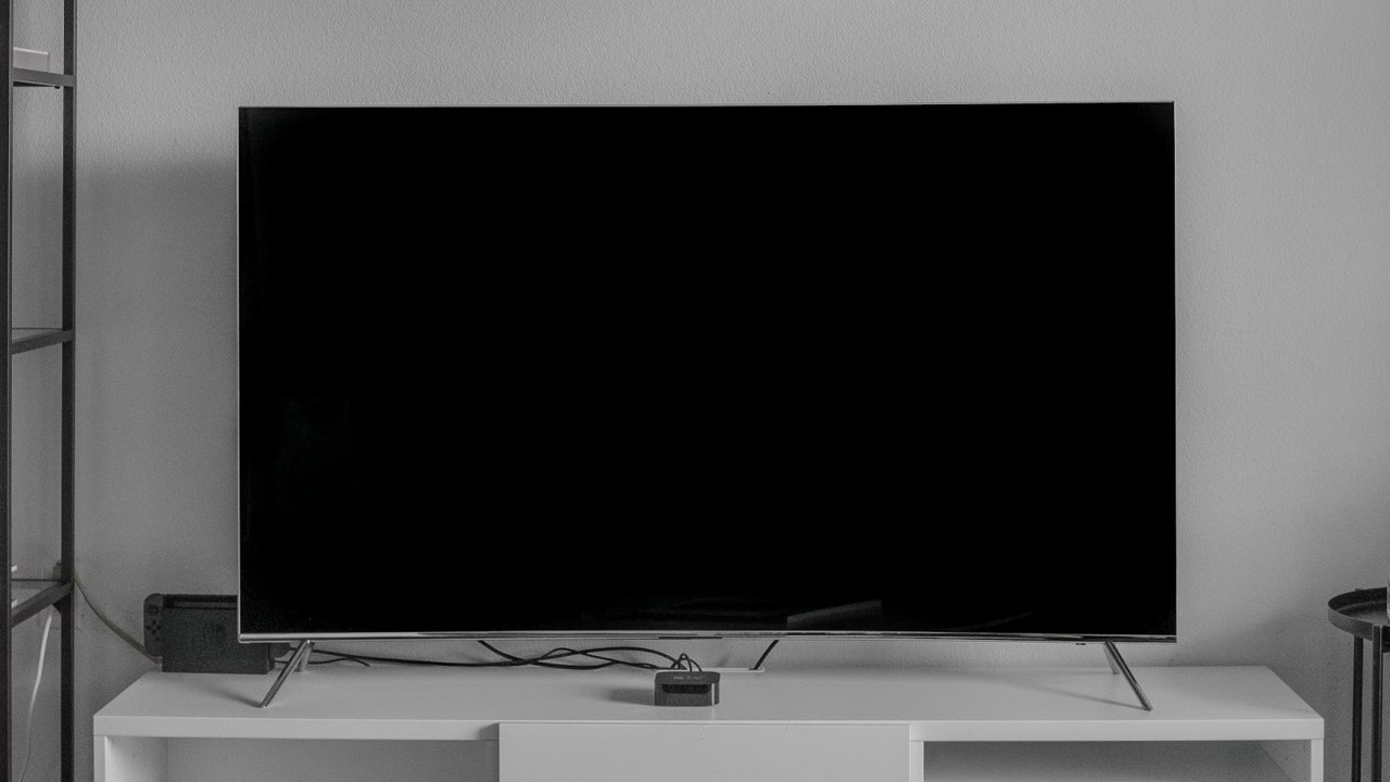 Niezależnie od tego, czy telewizor jest duży czy mały: wiele osób popełnia błąd z przyzwyczajenia, którego często można uniknąć, źródło grafiki: Andres Jasso; Unsplash.com; 2019.