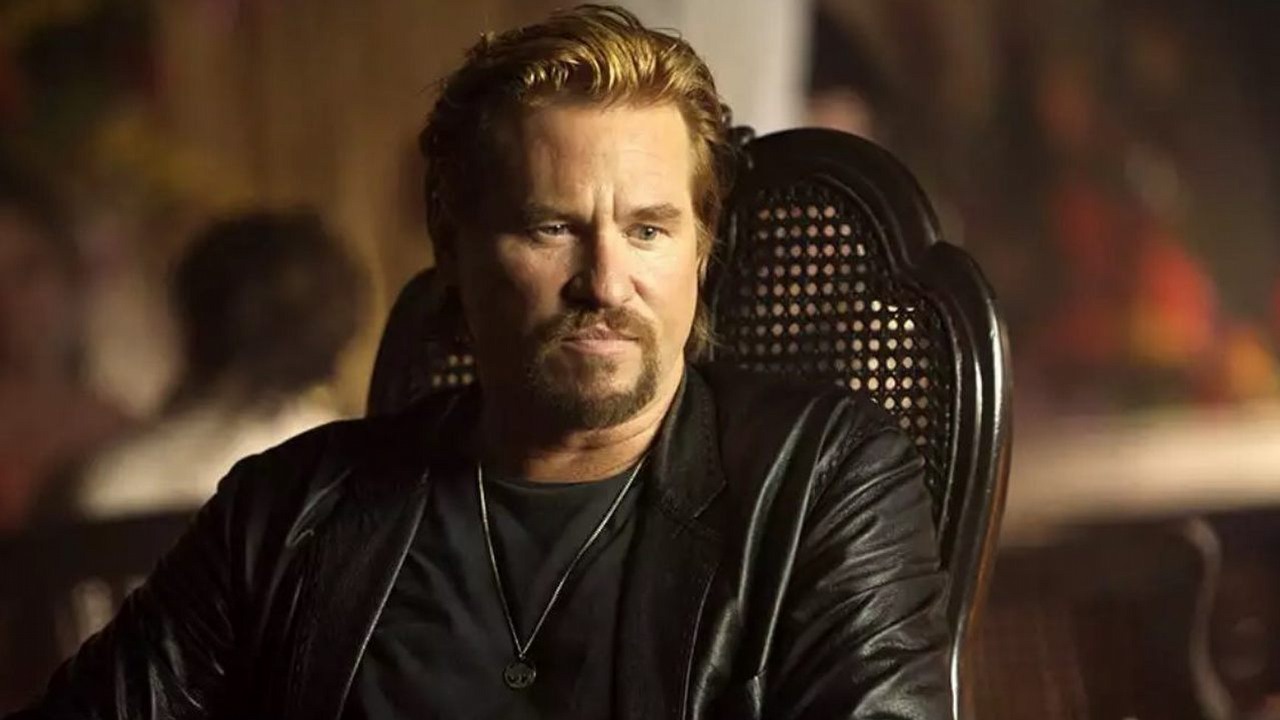Val Kilmer nie żyje. Charyzmatyczny gwiazdor Gorączki, Top Gun i The Doors odszedł w wieku 65 lat, pozostawiając po sobie niezapomniane kreacje, źródło grafiki: Ulice we krwi,  Charles Winkler, Millennium Film, 2009.