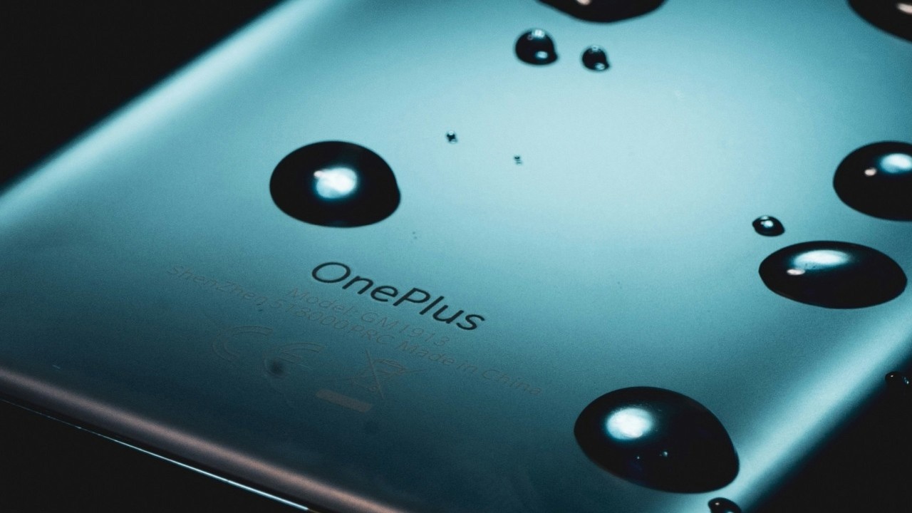 Jak oni to tam zmieścili? Bateria 6000 mAh i Snapdragon 8 Elite to coś, czego inne tak małe smartfony nie oferują, źródło grafiki: Mayer Tawfik, Unsplash.