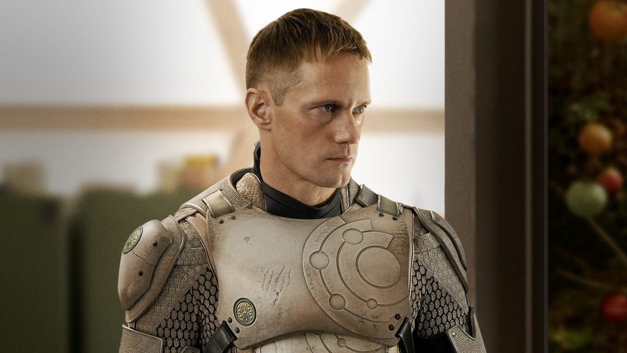 Nowy thriller sci-fi o zbuntowanym cyborgu może być kolejnym hitem Apple TV+. Zyskujący wolną wolę Alexander Skarsgard na pierwszej zapowiedzi serialu Murderbot, źródło grafiki: Pamiętniki Mordbota, Paul Weitz, Apple TV, 2025.