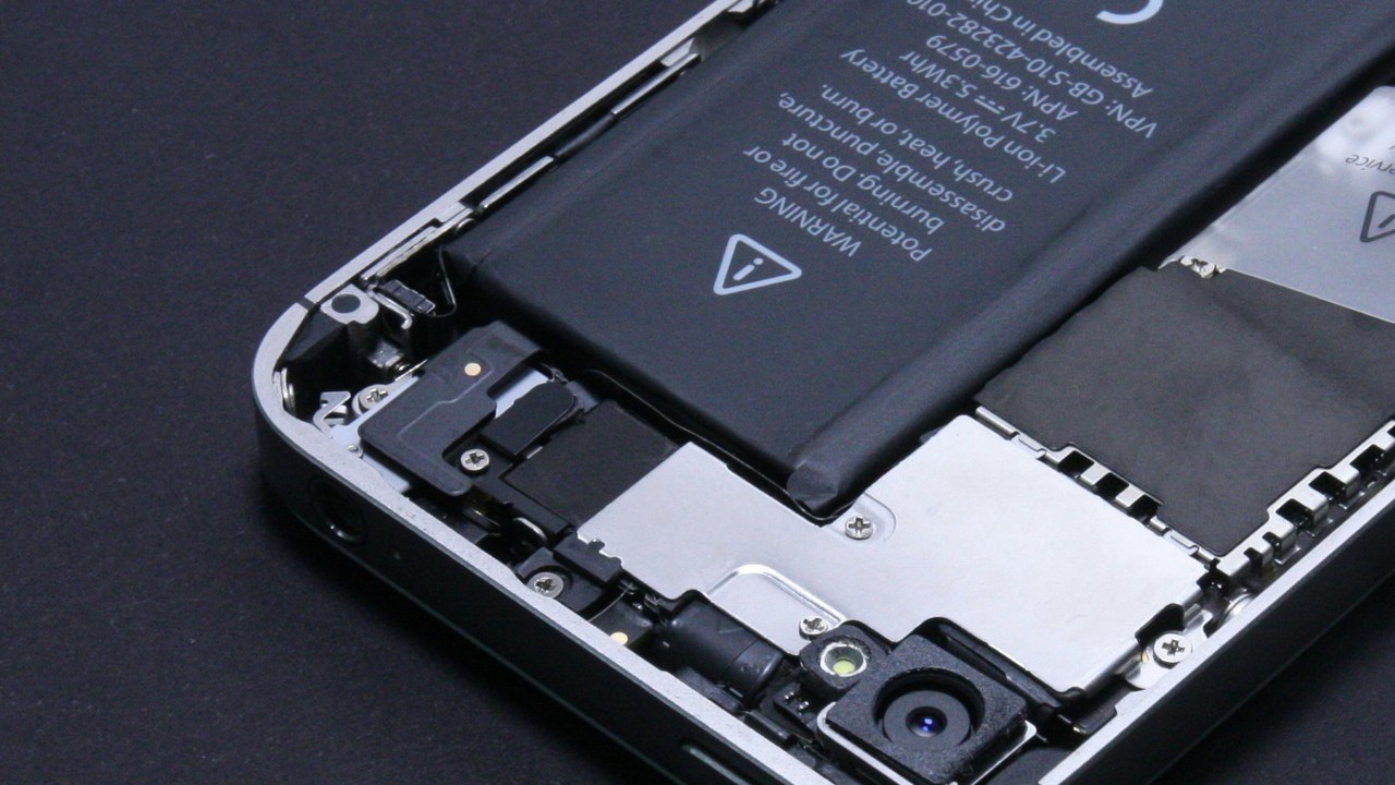 Samsung i Apple nie nadążają za chińskimi flagowcami. Bateria 7000 mAh będzie w tym roku nowym minimum, źródło grafiki: Auguras Pipiras, Unsplash.