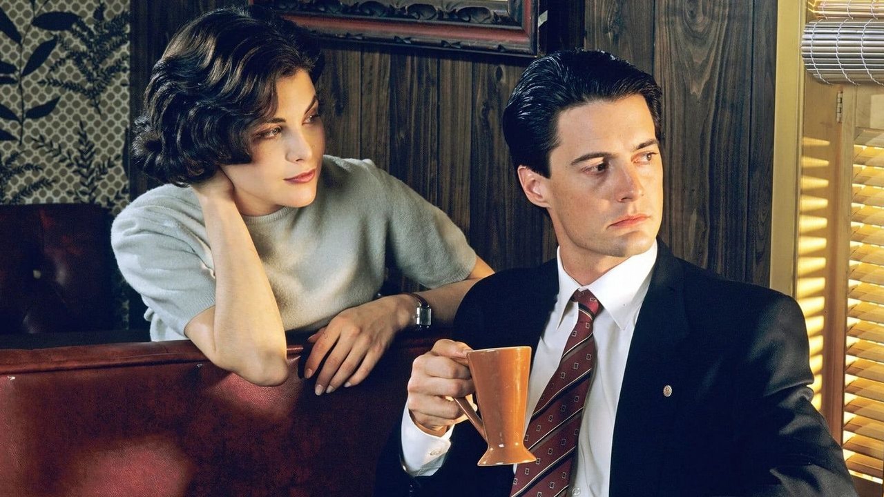 35 lat temu zadebiutował jeden z najlepszych i najbardziej przełomowych seriali w historii telewizji. Kultowe Miasteczko Twin Peaks do dziś fascynuje, nie tracąc przy kolejnym seansie, źródło grafiki: Twin Peaks, David Lynch, Lynch/Frost Productions, 1990.