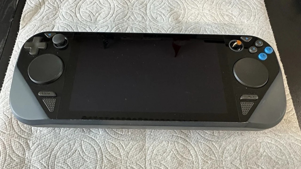 Prototyp Steam Decka trafił na aukcję i został sprzedany za prawie 8000 zł, źródło grafiki: eBay | vide: Reddit.