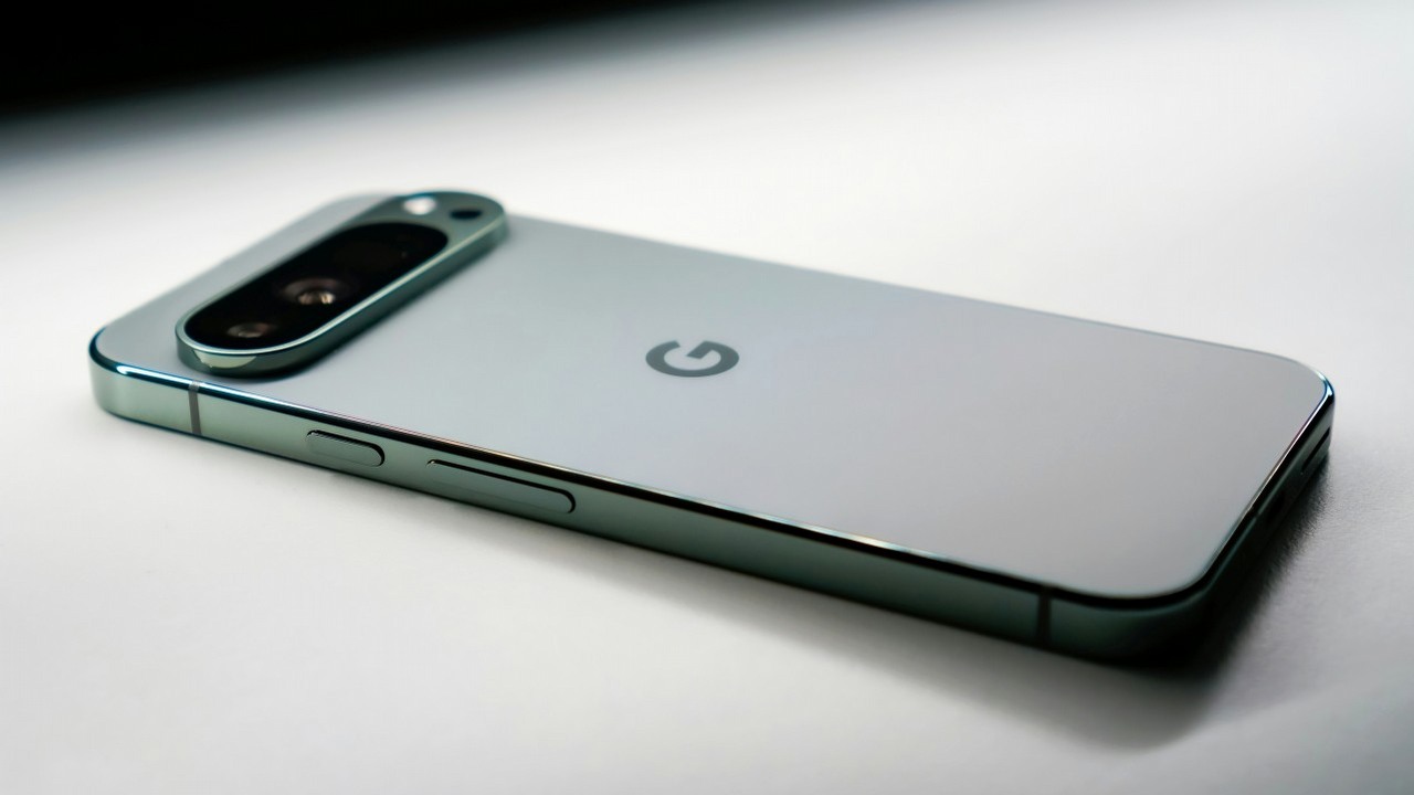 Smartfony Google Pixel z podwójnym dotykiem; patent mówi o sterowaniu gestami z tyłu urządzenia, źródło grafiki: Triyansh Gill, Unsplash.