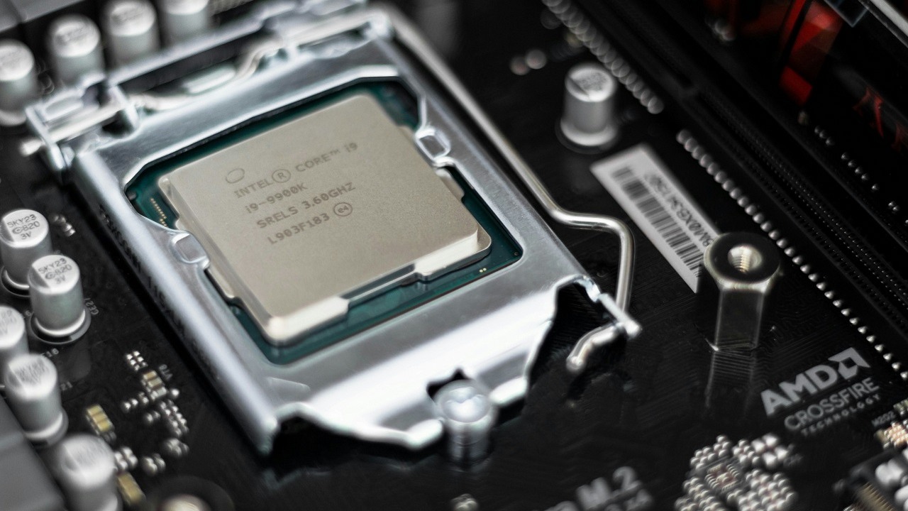 Intel z problemami w kolejnym kraju. AMD zyskuje na popularności, źródło grafiki: Usnplash | Christian Wiediger..