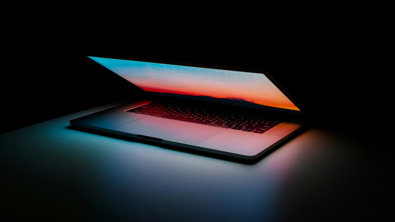 Oszuści „blokują” MacBooka podszywając się pod wsparcie techniczne. Posługują się przy tym screenem z Windowsa, źródło grafiki: Ales Nesetril | Unsplash.