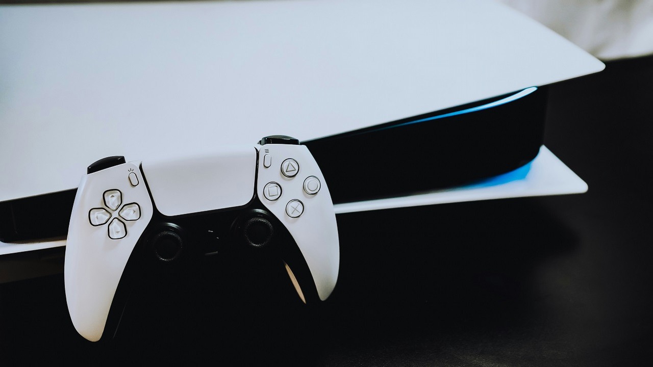 Sony podnosi ceny PS5. Prawie 5-letnia konsola droższa niż Nintendo Switch 2, źródło grafiki: Unsplash | Triyansh Gill..