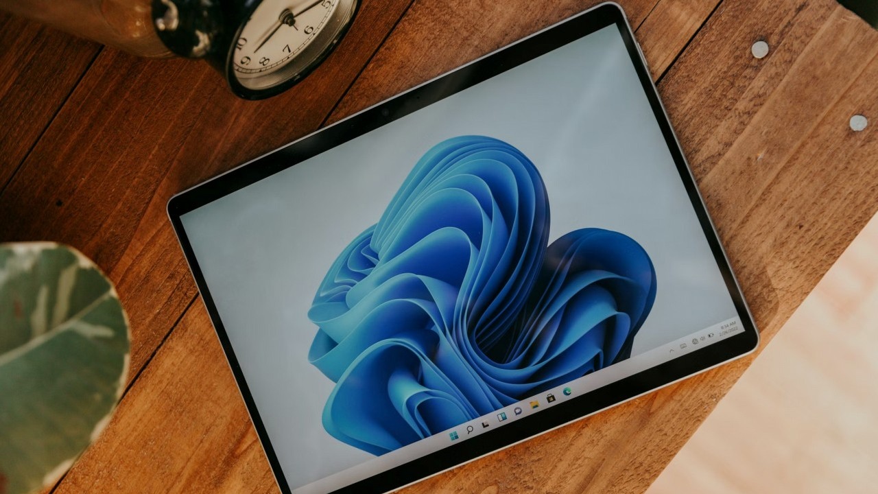 Ostatnia aktualizacja Windows 11 tworzy tajemniczy folder. Microsoft ostrzega: lepiej go nie usuwać, źródło grafiki: Surface; Unsplash.com; 2022.