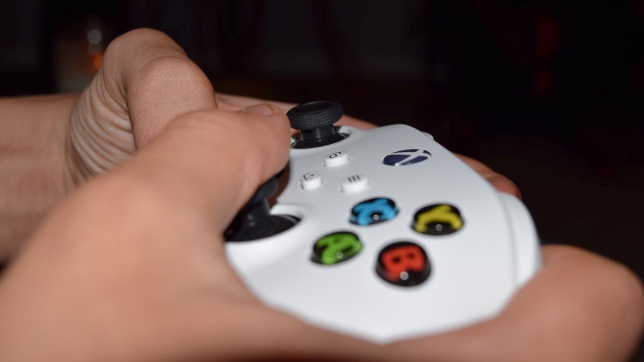 Na Xboksach Series X/S możemy streamować gry z własnej biblioteki, ale potrzebujemy najdroższego Game Passa, źródło grafiki: Corey Willett; Unsplash.com; 2022.