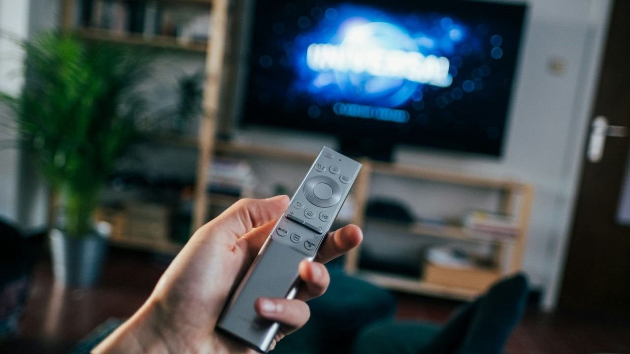 Każdy, kto posiada wolny port USB w swoim telewizorze, ma skarb: oto pięć mało znanych, ale niezbędnych funkcji, źródło grafiki: Jonas Leupe | Unsplash.
